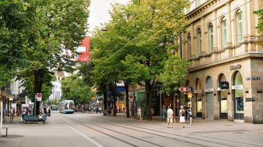 Zürih şehir merkezi Bahnhofstrasse çalışan tramvay