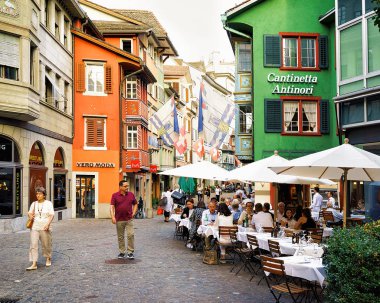 Zürih'te Augustinergasse yayalara insanlara