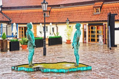 Prag'da Kafka müzesinde peeing heykeller