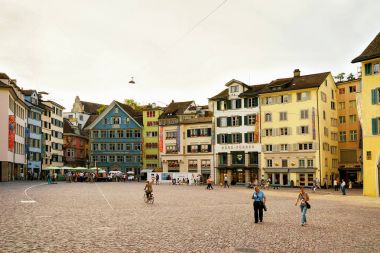 Munsterhof çeyrek spire St Peter Kilise Zürih ile