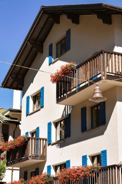 Zermatt Köyü İsviçre balkonlarda çiçekli dağ evi