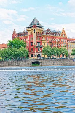 Prag'da Vltava Nehri dolgu üzerinde Smetanovo Nabrezi, Bina