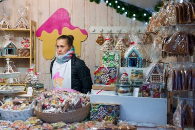 Genç kız gingerbread Vilnius Noel pazarında satış