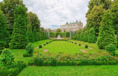 Volksgarten veya Viyana İmparatoriçe Elizabeth Monument ile insanlar Bahçe