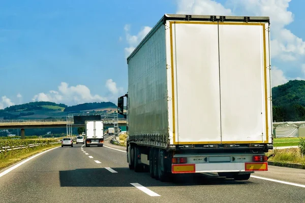 Camión en carretera en el cantón de Ginebra Suiza — Foto de Stock