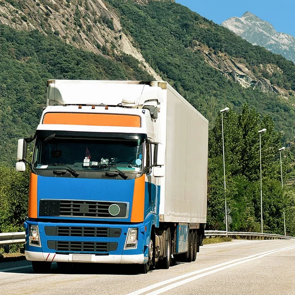 Kamyon Visp İsviçre'de yol