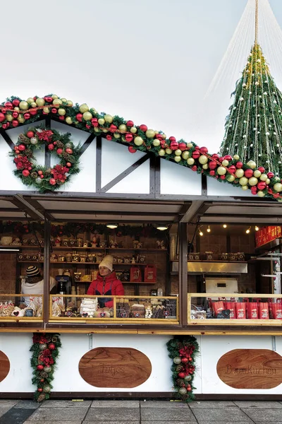 Händler im Souvenirhaus auf dem Weihnachtsmarkt in Vilnius — Stockfoto