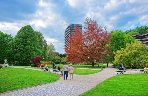 Toeristen op Dvorakovy Sady in Karlovy Vary — Stockfoto