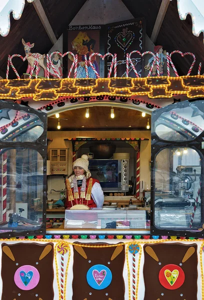Πωλητής στο σώμα Χριστούγεννα σουβενίρ σε Βίλνιους — Φωτογραφία Αρχείου