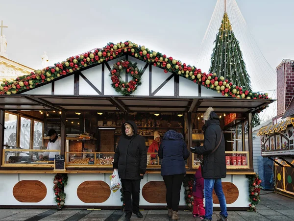 İnsanlar Vilnius Xmas pazarda Hatıra evinde