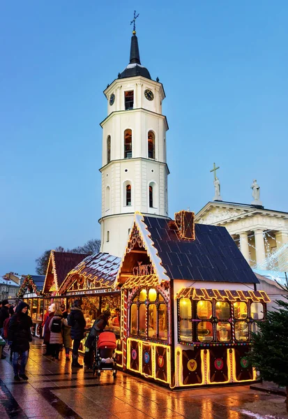 Gente en el mercado de Navidad de recuerdos de pan de jengibre en Vilnius —  Fotos de Stock