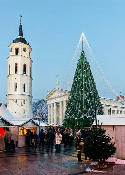 İnsanlar bir şekilde dekore edilmiş Noel ağacı ve Hediyelik eşya Xmas Market Vilnius