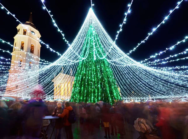 Akşam insanlar Vilnius Noel pazarı ve Xmas ağacı