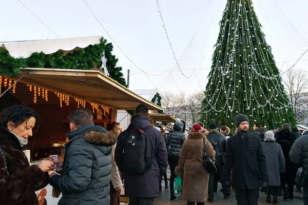 Gente en el mercado de Navidad de Vilnius y el árbol de Navidad — Foto de Stock