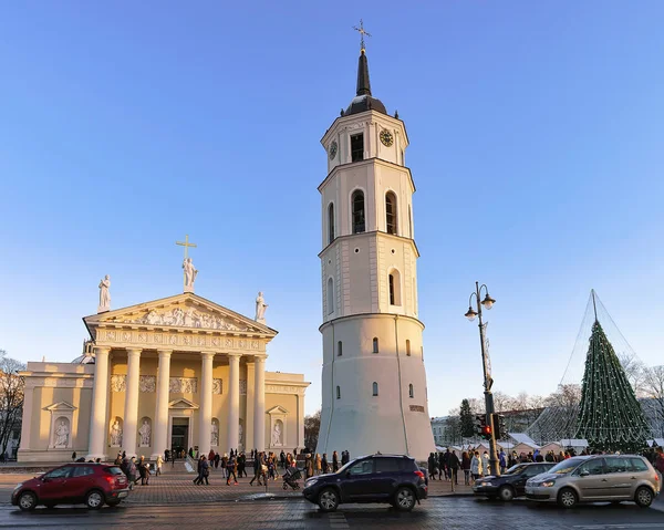 La gente al mercatino di Natale di Vilnius e l'albero di Natale al tramonto — Foto Stock