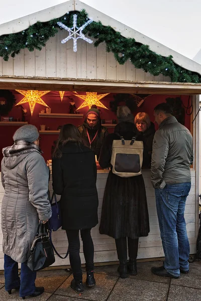 Katedral Meydanı'nda Xmas piyasasında insanlar Noel'de durak