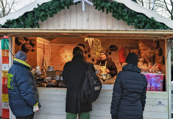 Menschen am Christkindlmarkt auf dem Domplatz — Stockfoto