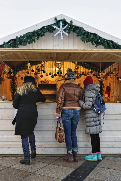 People at Christmas stall at Xmas market on Cathedral Square — Stock Photo, Image