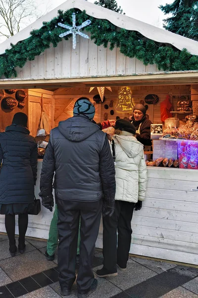 Menschen am Christkindlmarkt auf dem Domplatz — Stockfoto