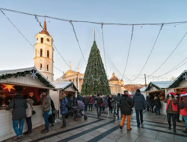 Pueblo Casas de recuerdos y árbol de Navidad en la Plaza de la Catedral de Vilna —  Fotos de Stock
