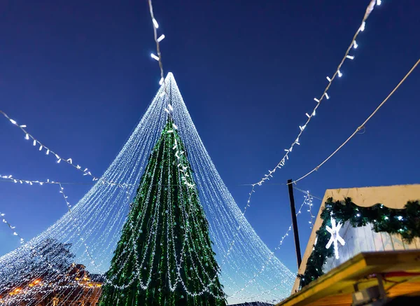 Λαμπερό χριστουγεννιάτικο δέντρο με στολίδια εγκατασταθεί στο Βίλνιους της Λιθουανίας — Φωτογραφία Αρχείου