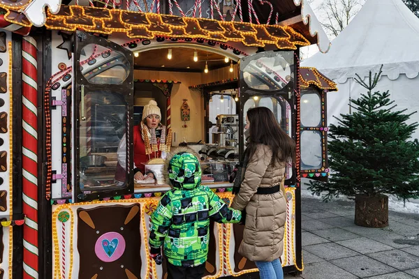 Family at Christmas candy house in Vilnius Lithuania — Stock Photo, Image