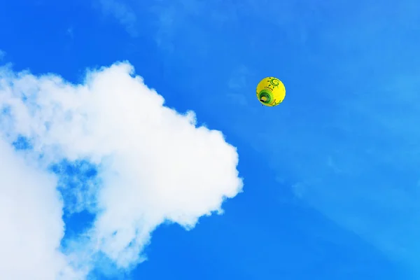 Gul luftballong flyger i himlen — Stockfoto
