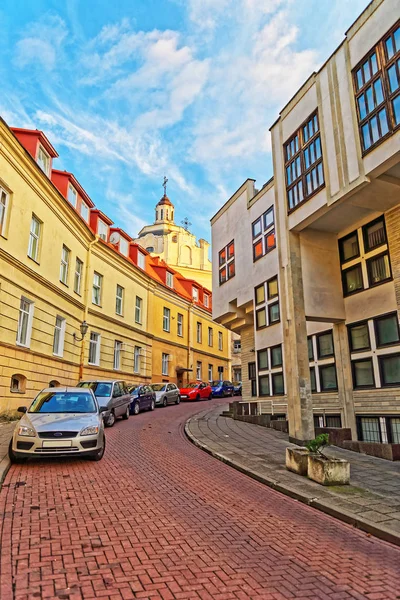 Sokak ve kutsal ruh kilise, eski şehir Vilnius — Stok fotoğraf