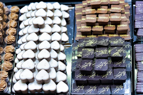 选定内容的瑞士牛奶巧克力和白巧克力果仁糖甜 — 图库照片