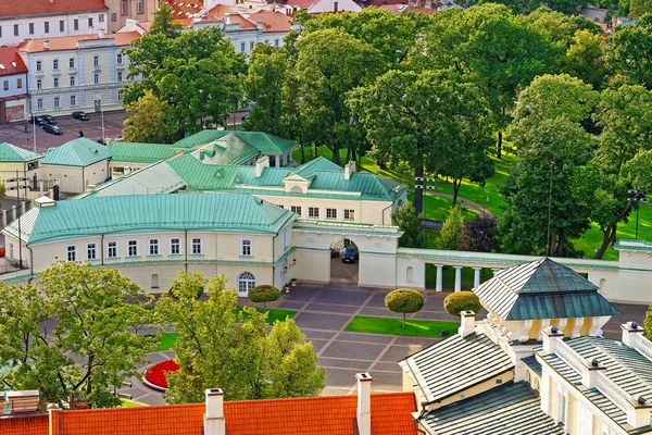 Pohled na střechy prezidentský palác ve městě Vilnius — Stock fotografie