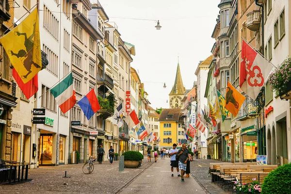 Personas en la calle peatonal Rennweg con banderas en Zurich — Foto de Stock