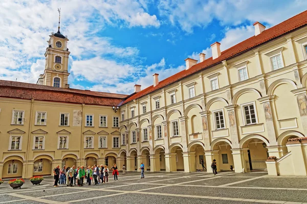 Ludzie na dziedziniec i Obserwatorium University tower w Wilnie — Zdjęcie stockowe