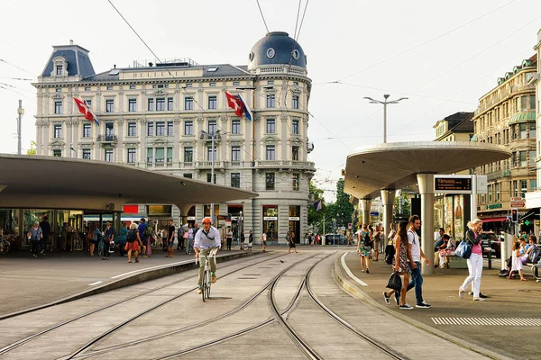 Персоналии: Автобусная остановка Bellevue в центре Цюриха — стоковое фото