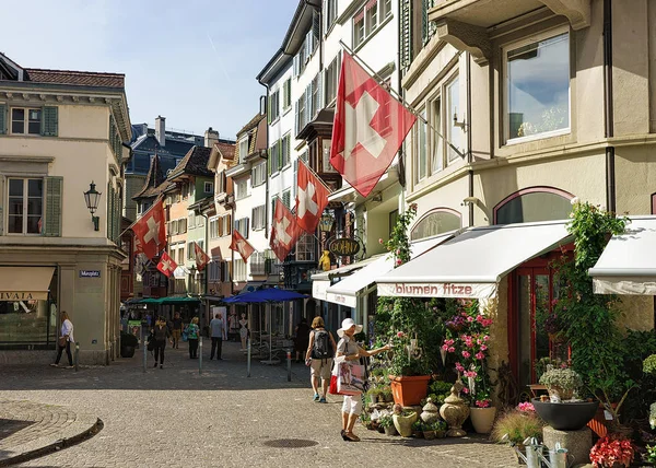 Pessoas em Augustinergasse rua pedonal no centro de Zurique — Fotografia de Stock