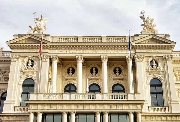 Оперный театр в старом центре Цюриха в Швейцарии — стоковое фото