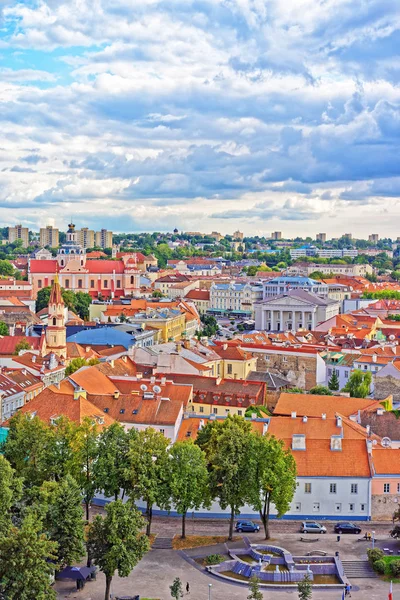 Città vecchia di Vilnius con chiese guglie e Municipio — Foto Stock