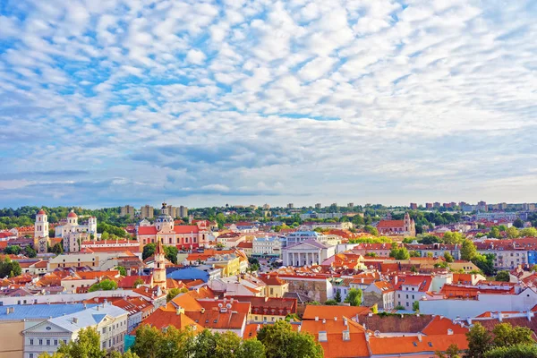 Centro storico di Vilnius con chiese torri e municipio — Foto Stock