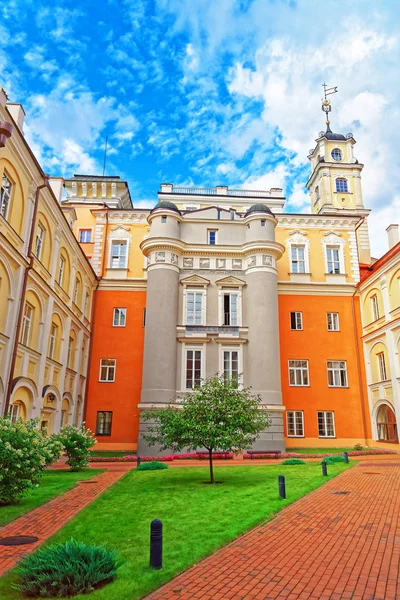 Patio y torre del Observatorio en la Universidad de Vilna — Foto de Stock