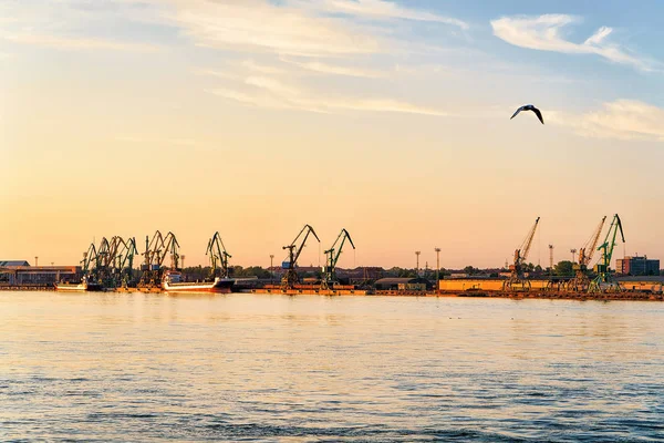 Carico di gru e petroliere nel Mar Baltico a Klaipeda — Foto Stock