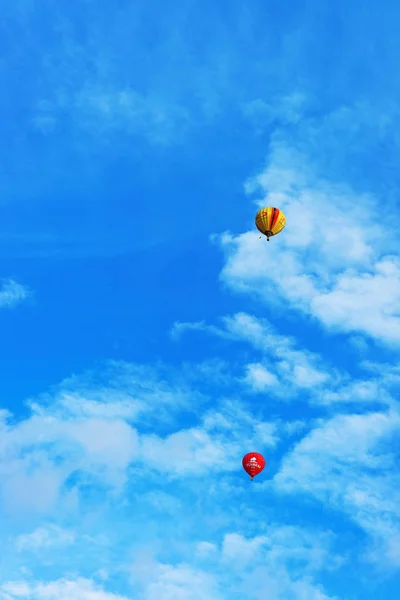 Globos de aire caliente volando en el cielo — Foto de Stock