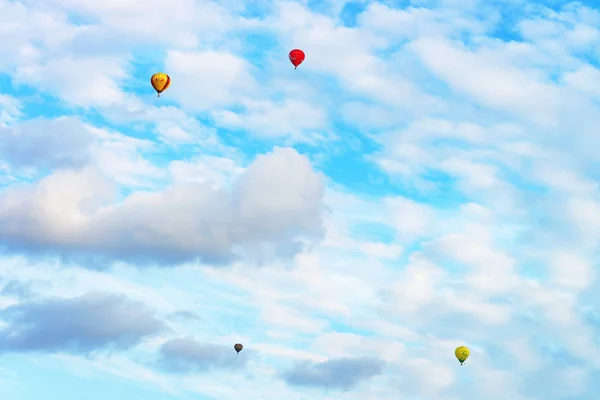 Balony na ogrzane powietrze lecące na niebieskim niebie — Zdjęcie stockowe