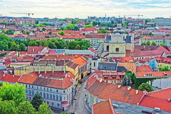 Chiesa dello Spirito Santo e tetti nel centro storico di Vilnius — Foto Stock