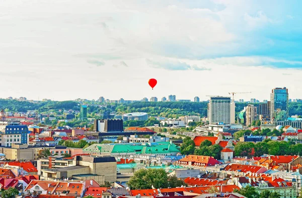 Финансовый район Вильнюса и воздушный шар в небе — стоковое фото