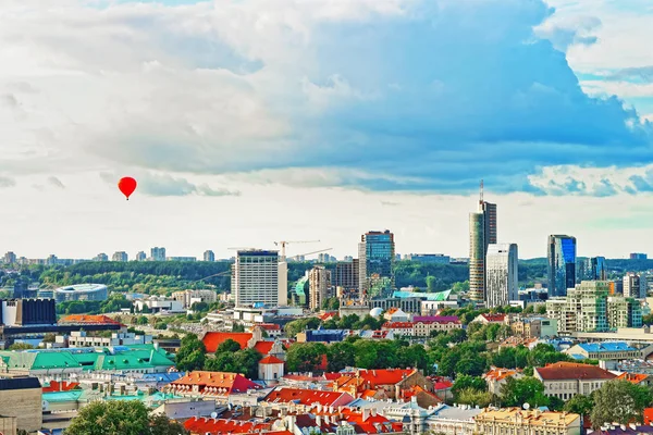 Finansiella distriktet i Vilnius och varm luft ballong i himlen — Stockfoto