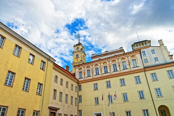 Torre do observatório e pátio da Universidade de Vilnius — Fotografia de Stock