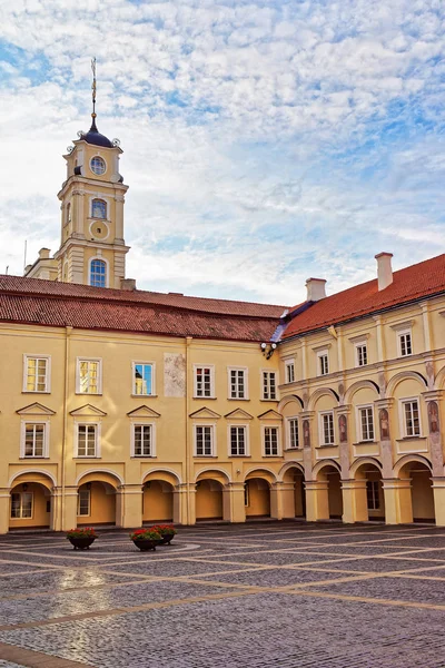 Binnenplaats en Sterrenwacht toren aan de Universiteit van Vilnius — Stockfoto