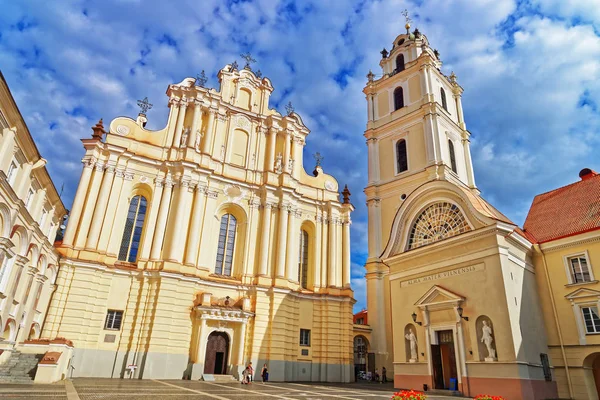 Iglesia de San Juan y campanario en la Universidad de Vilna — Foto de Stock