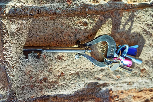 Pęk kluczy na tle kamień — Zdjęcie stockowe