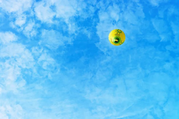 Latające balony latające na niebie — Zdjęcie stockowe