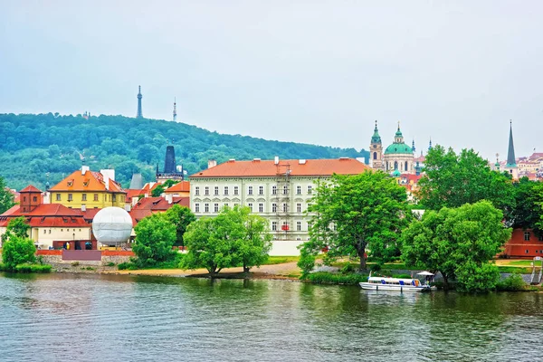 Влтава с музеем Кафка и Старым городом Праги — стоковое фото